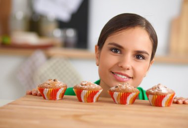 Kadın mutfakta pasta yapıyor.