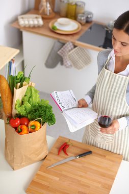 kadın mutfakta gülümseyen sağlıklı gıda ayakta yapma