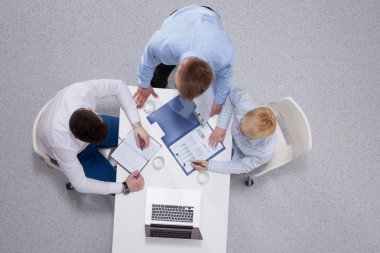 İş adamları el sıkışıyor, toplantıyı bitiriyor.