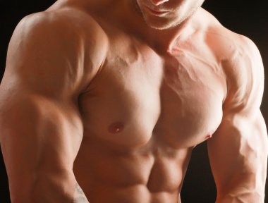 sağlıklı, kaslı, genç adam. siyah arka plan üzerine izole.