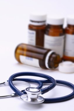 Stetoskop ve yeşil elma beyaz arkaplanda izole edilmiş. ,