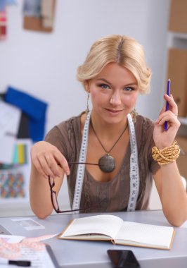 Stüdyoda çalışan modern genç moda tasarımcısı.