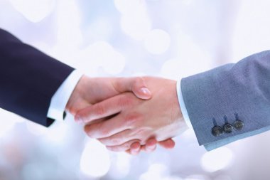 tokalaşırken, üzerinde beyaz izole iş adamları.