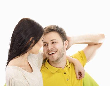 Genç çift sarılıyor.