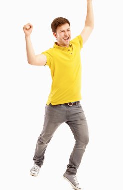 mutlu gülümseyen genç adam ayakta