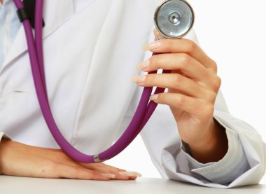 Bilinmeyen kadın doktor izole stetoskop ile.