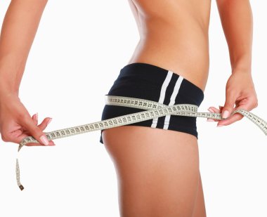 Elinde mezura olan genç bir kadın..