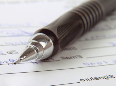 bir kağıt kalemle imzala.