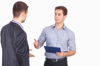 sallayarak elleri ve onlardan bir klasör ile sözleşme tutan iki iş adamı