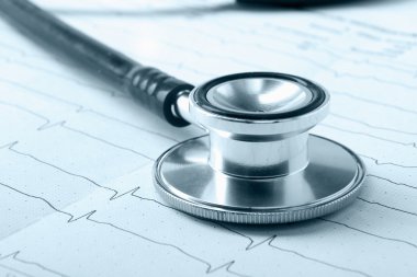 Elektrokardiyogram üzerine stetoskop.