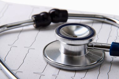 Elektrokardiyogram üzerine stetoskop.