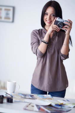 Kadın elinde kamera olan bir profesyonel fotoğrafçı.