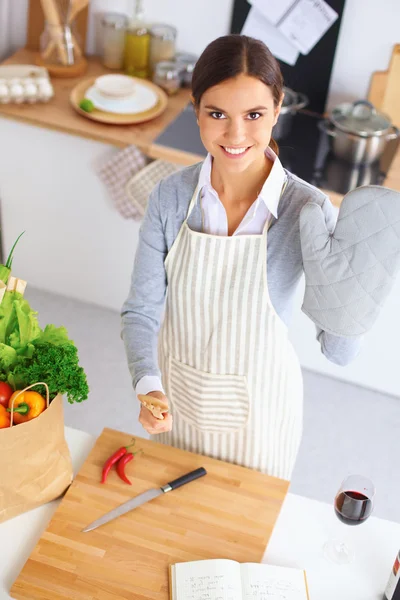 Gelukkig lachende vrouw in keuken met verse producten groenten voorbereiden — Stockfoto