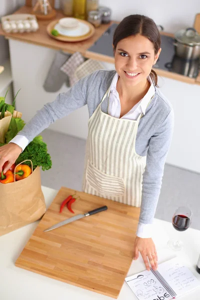Donna che fa cibo sano in piedi sorridente in cucina — Foto Stock