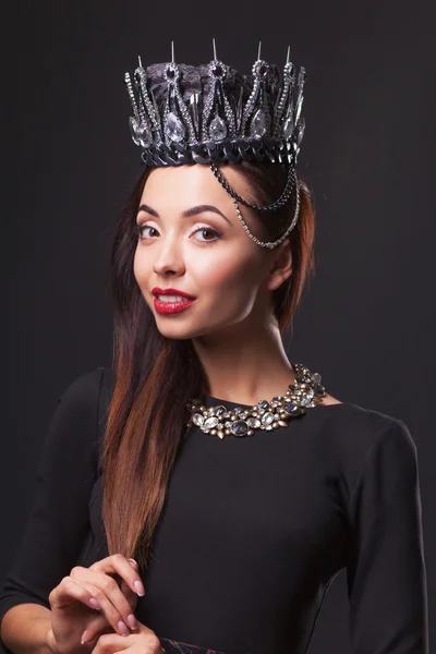 Mulher bonita com coroa de diamante e jóias, isolado em fundo preto — Fotografia de Stock