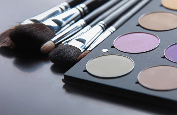 Professionele cosmetica, palet met oogschaduw, make-up — Stockfoto