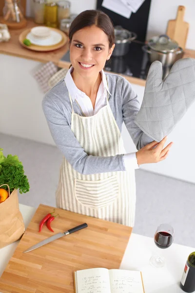 Mujer haciendo comida saludable de pie sonriendo en la cocina — Foto de Stock