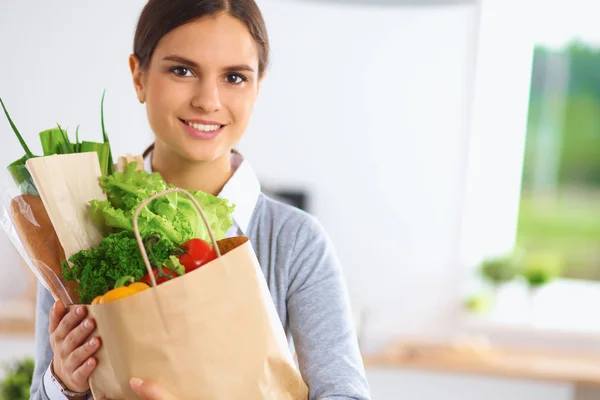 Glad ung kvinna med shopping väska full med grönsaker — Stockfoto