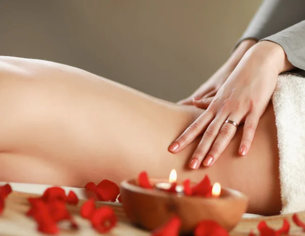 Güzel genç bir kadın masaj yaptırıyor.