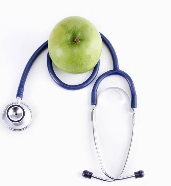 Stéthoscope et pomme verte isolés sur fond blanc , — Photo