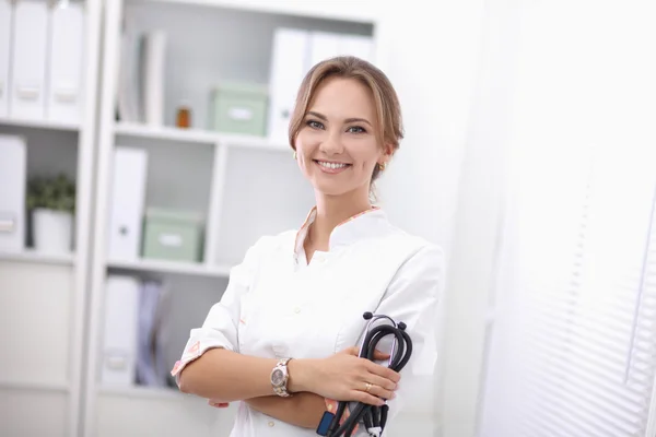 Retrato de la doctora en el hospital — Foto de Stock