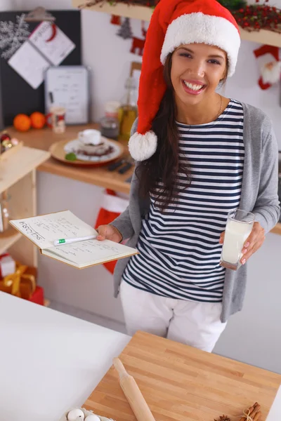 Gelukkig jong vrouw glimlachen gelukkig hebben plezier met kerst voorbereidingen dragen Santa hoed — Stockfoto