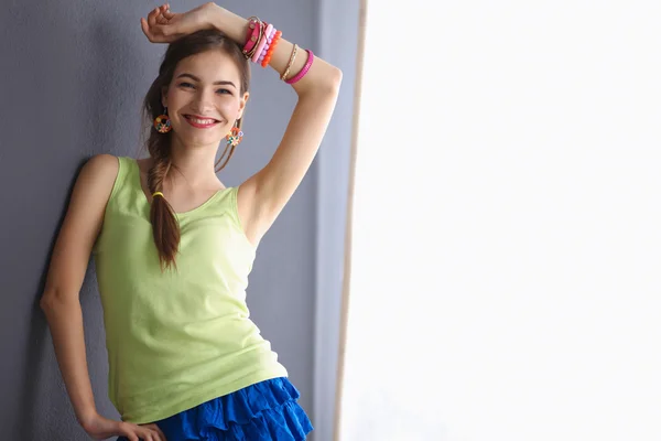 Mujer joven de moda en vestido de verano de pie cerca de la pared  . —  Fotos de Stock