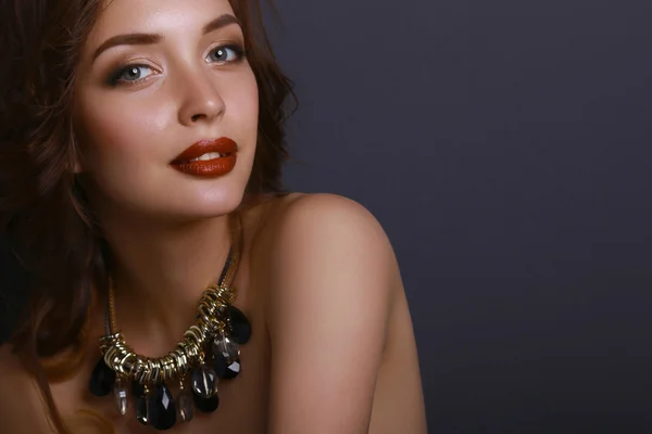 Portrait of young beautiful woman with jewelry — Stock Photo, Image