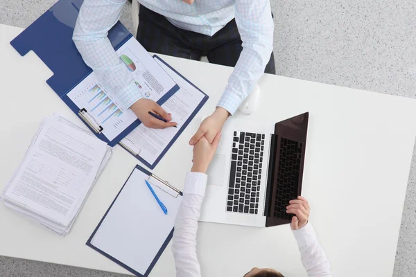 Les gens d'affaires assis et discutant à la réunion d'affaires, au bureau — Photo