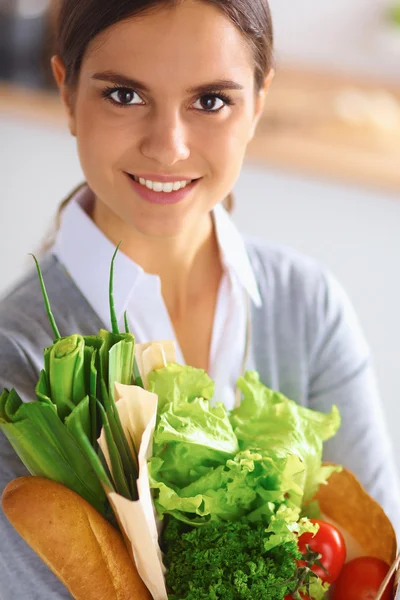 Mujer joven feliz con bolsa llena de verduras —  Fotos de Stock