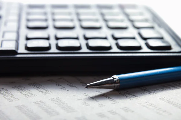 Taschenrechner, Stift, Dokument auf dem Schreibtisch — Stockfoto