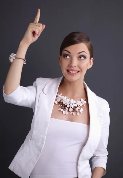 Portrait de jeune femme avec des perles, isolé sur fond gris — Photo