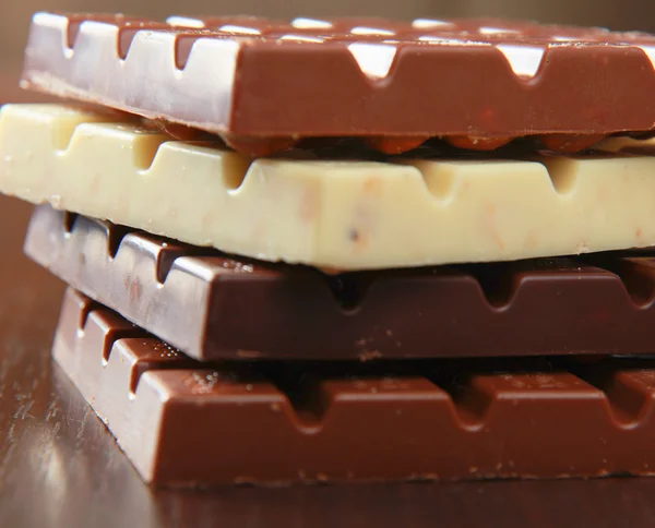 Schokolade mit Nüssen auf dem Holztisch — Stockfoto