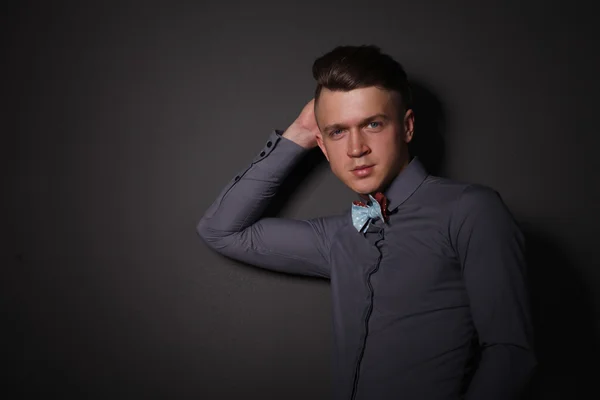 Porträt eines jungen Mannes, der isoliert auf grauem Hintergrund steht — Stockfoto