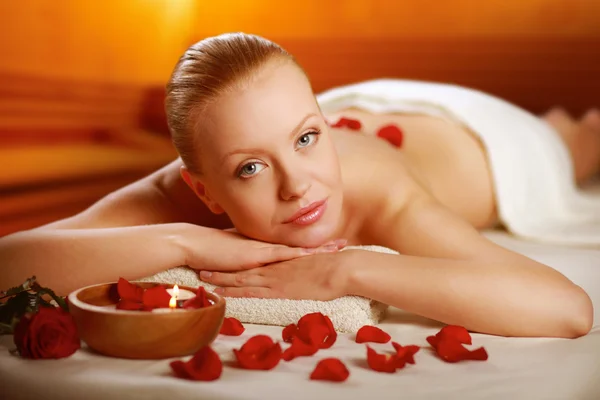 Bella giovane donna ottenere massaggio spa — Foto Stock