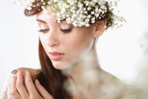 Retrato de una hermosa mujer rubia con flores en el pelo — Foto de Stock