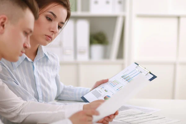 Bussinespeople sitting on the desk with documents and laptopl — Stock Photo, Image