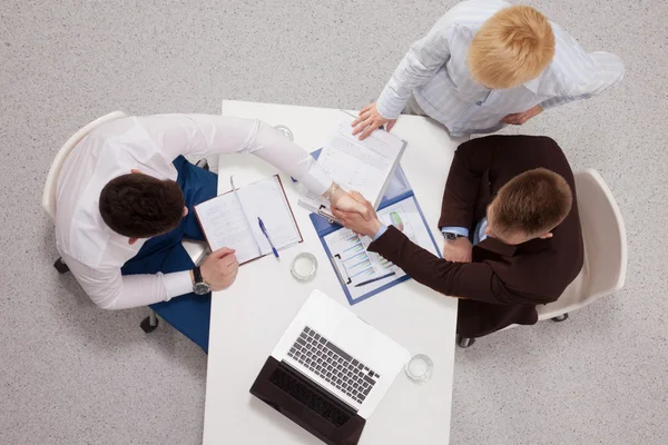 Geschäftsleute sitzen und diskutieren bei Geschäftstreffen, im Büro — Stockfoto