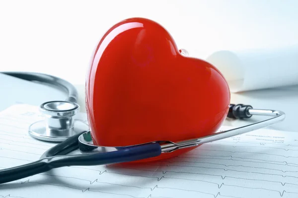 Červené srdce a stetoskop. — Stock fotografie