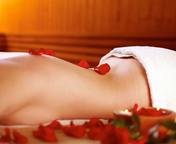 Hermosa mujer joven recibiendo masaje de spa — Foto de Stock