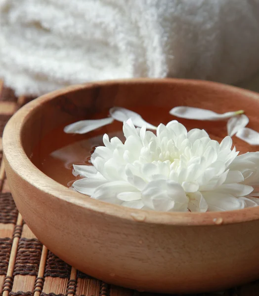 Handtücher und Blumen für den Wellnessbereich — Stockfoto