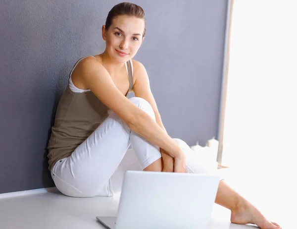 Attraente ragazza caucasica seduta sul pavimento — Foto Stock