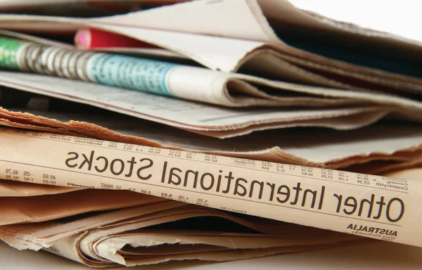 Tidningar stack på vit bakgrund. — Stockfoto