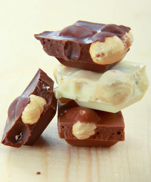 Schokolade mit Nüssen isoliert auf weiß. — Stockfoto