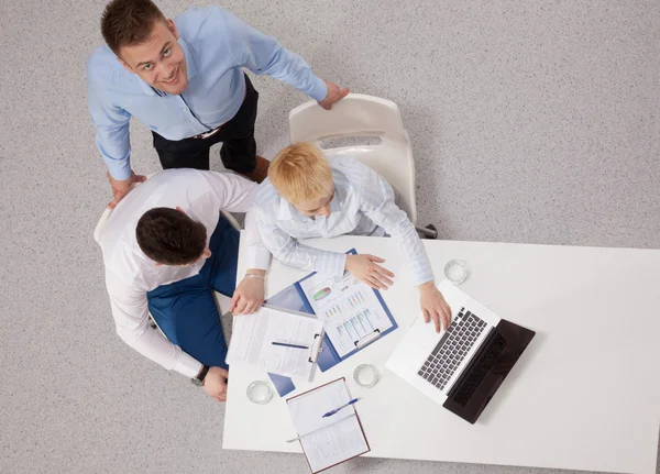 Geschäftsleute sitzen und diskutieren bei Geschäftstreffen, im Büro — Stockfoto