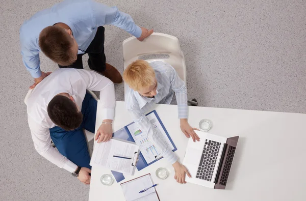 Geschäftsleute sitzen und diskutieren bei Geschäftstreffen, im Büro — Stockfoto