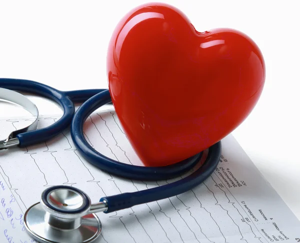 Inima roșie și un stetoscop pe cardiagramă — Fotografie, imagine de stoc