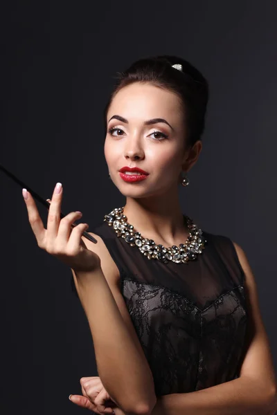 Portrait de jeune belle femme avec des bijoux — Photo