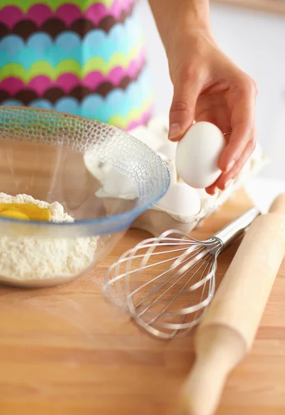 Giovane donna in cucina, isolata sullo sfondo — Foto Stock