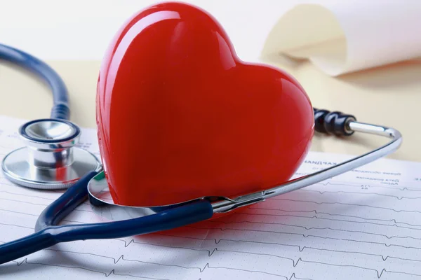 Red heart and a stethoscope. — Stock Photo, Image